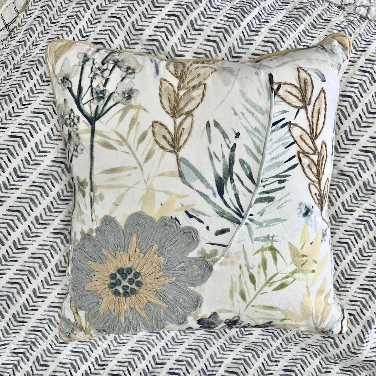 Freesia Quilt Set - Embroidered Decorative Pillow