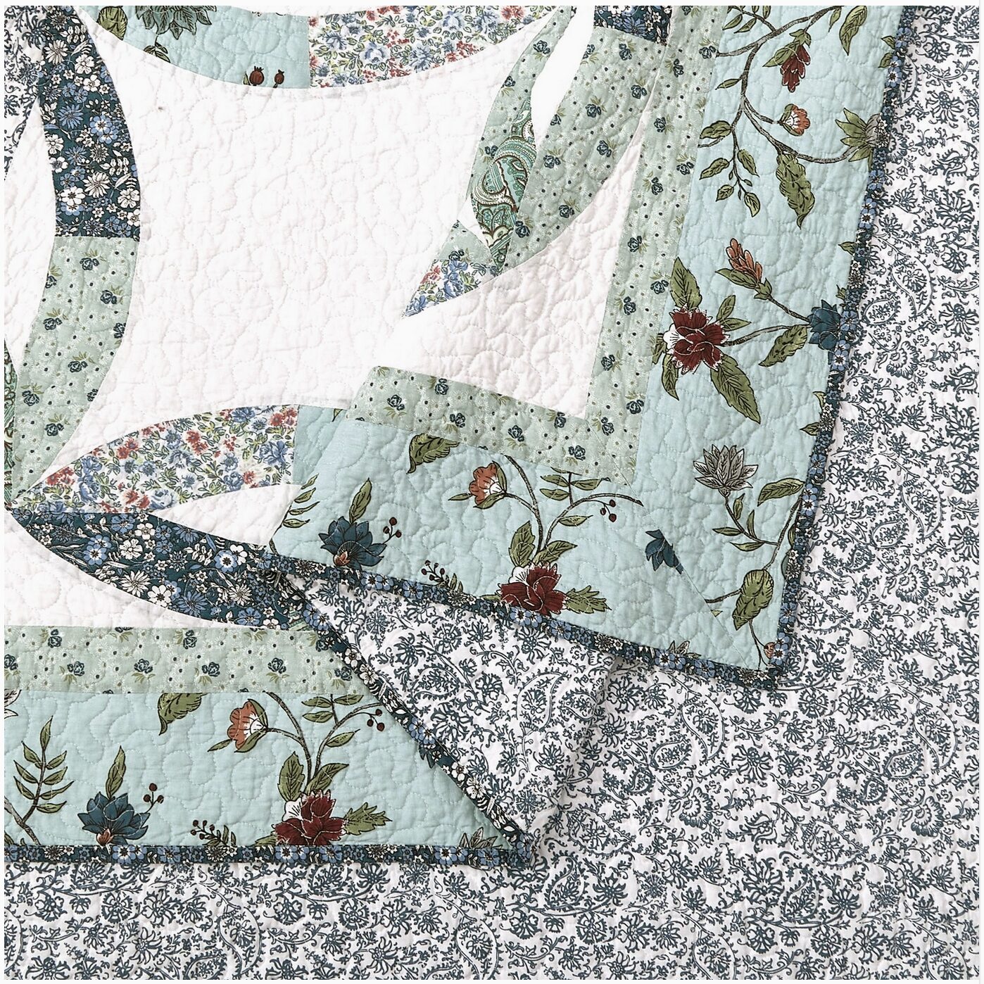 Felicity Wedding Ring Quilt Close Up